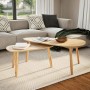 Zwei ovale Couchtische aus hellem Kiefernholz mit MDF-Platten, in einem modernen Wohnzimmer auf Teppich.