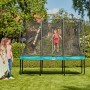 Grünes Salta Comfort Gartentrampolin 366x244 cm mit Sicherheitsnetz, Kinder beim Springen.