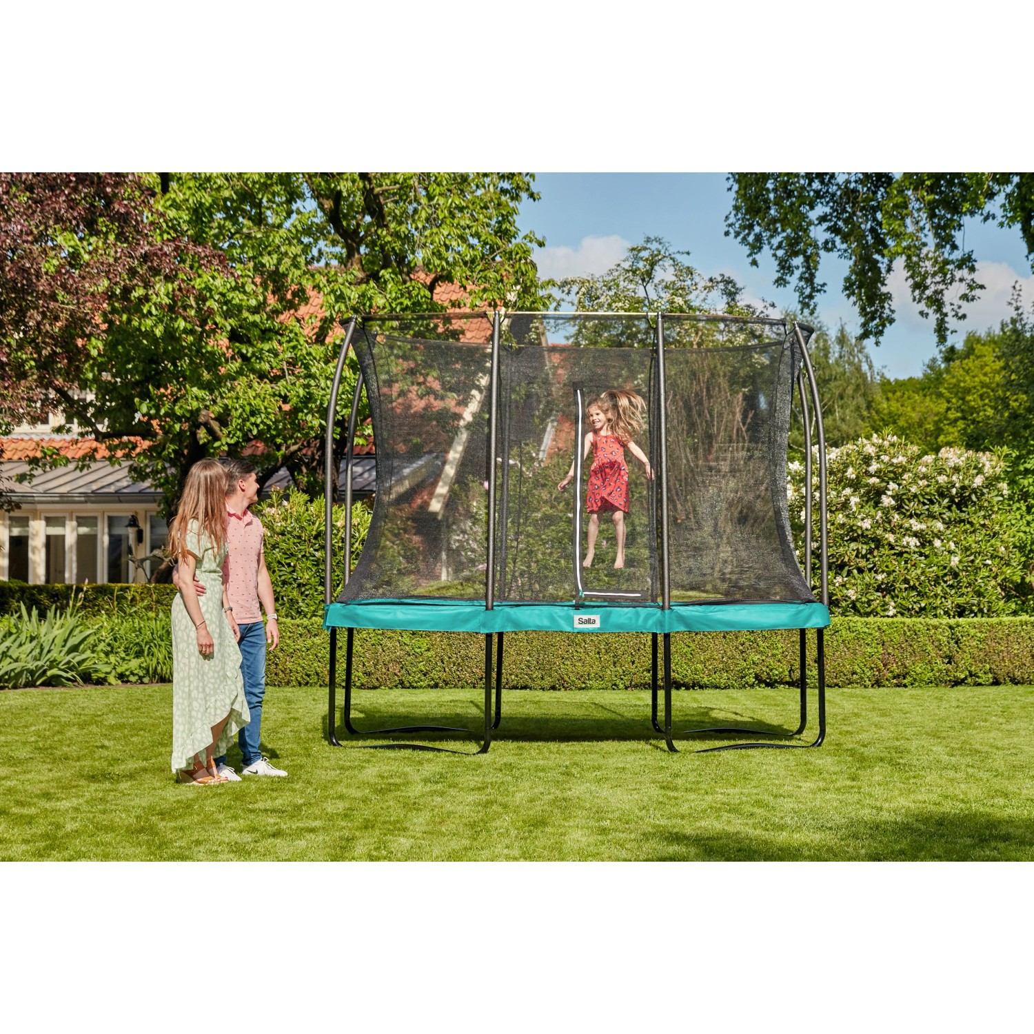 Grünes Salta Comfort Gartentrampolin 366x244 cm mit Sicherheitsnetz, Kinder beim Springen.