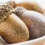 Dekorative Eicheln mit Glitter-Gold Effekt, behandelt mit Marabu do it Colorspray.