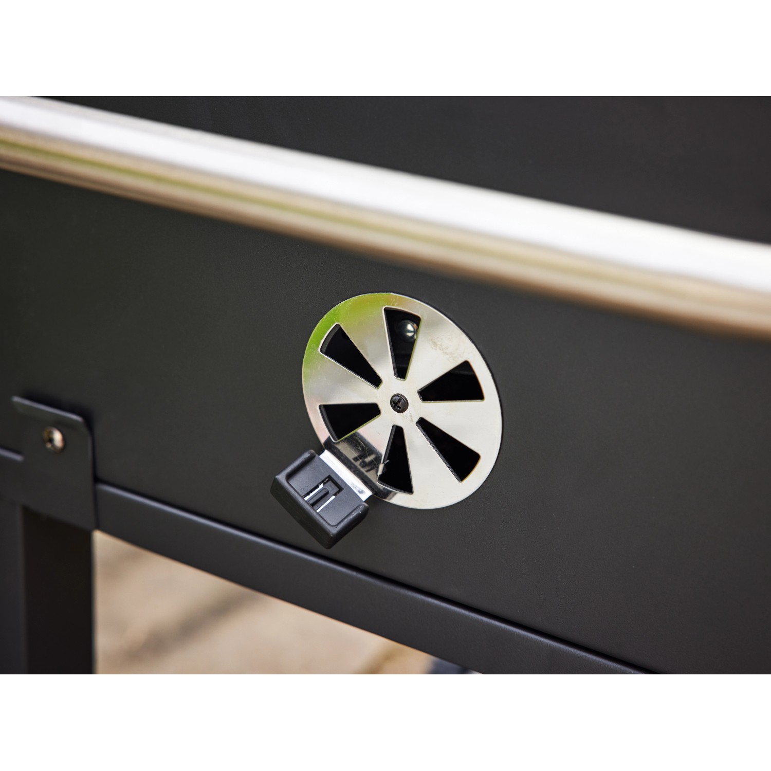 Detailaufnahme: Lüftungsschieber am Jamestown Holzkohlegrillwagen Jaxon zur Temperaturkontrolle.