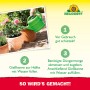 Anwendung des Neudorff Rosen-Dünger Azet Plus: Gießen von Rosen mit einer grünen Gießkanne.