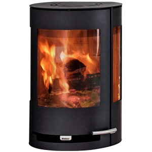 Schwarzer Aduro 9.4 Kaminofen aus Stahl, 6 kW, mit Automatik und brennendem Holz im Feuerraum.