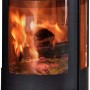 Schwarzer Aduro 9.4 Kaminofen aus Stahl, 6 kW, mit Automatik und brennendem Holz im Feuerraum.
