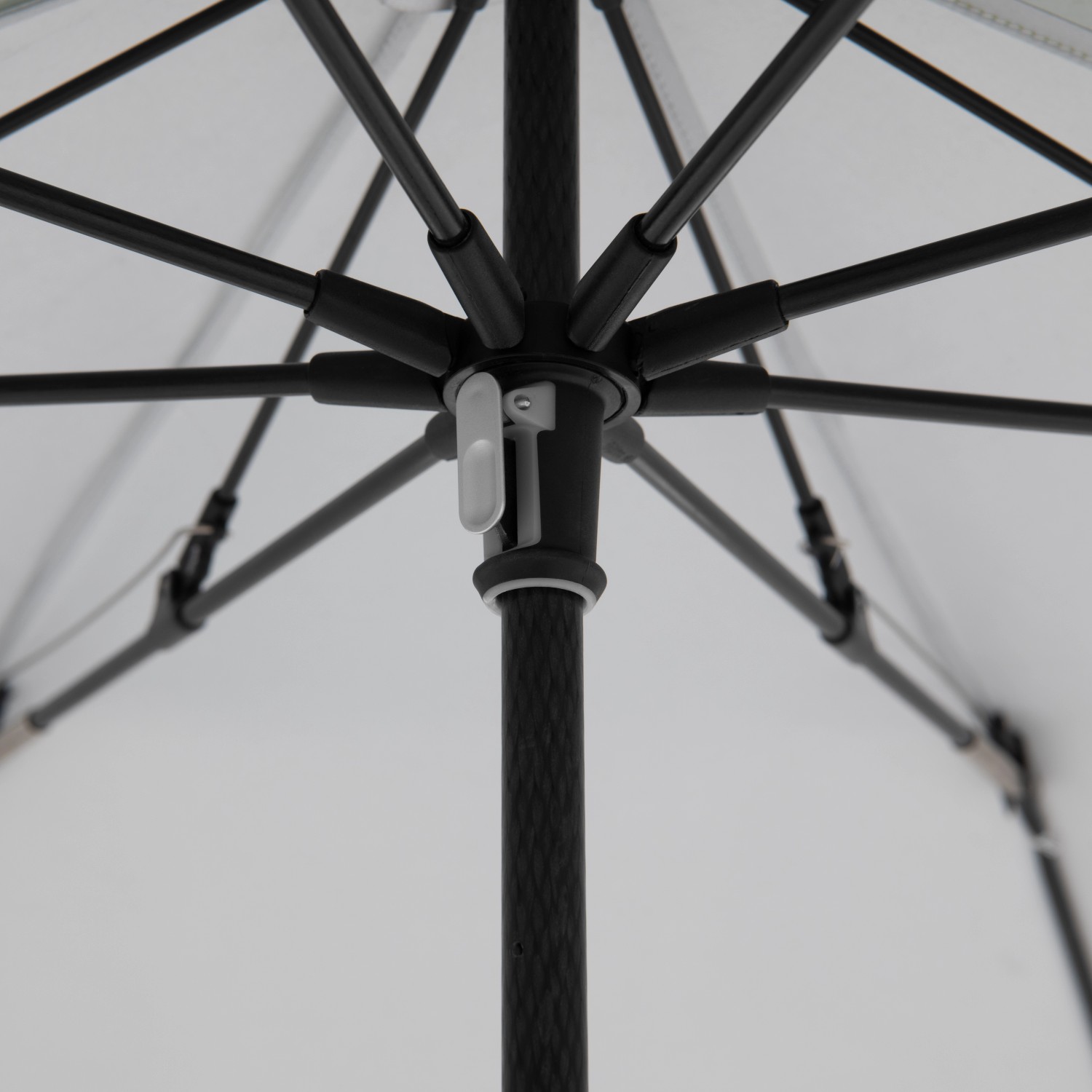 Detailaufnahme des Doppler Marktschirms Expert (Blau, Ø 156 cm) mit Knickfunktion, Fokus auf Mast und Streben.