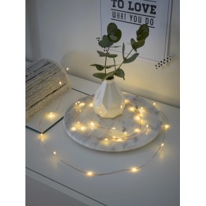 Konstsmide Micro LED Lichterkette mit 40 warmweißen LEDs auf kupferfarbenem Draht für den Innenbereich.