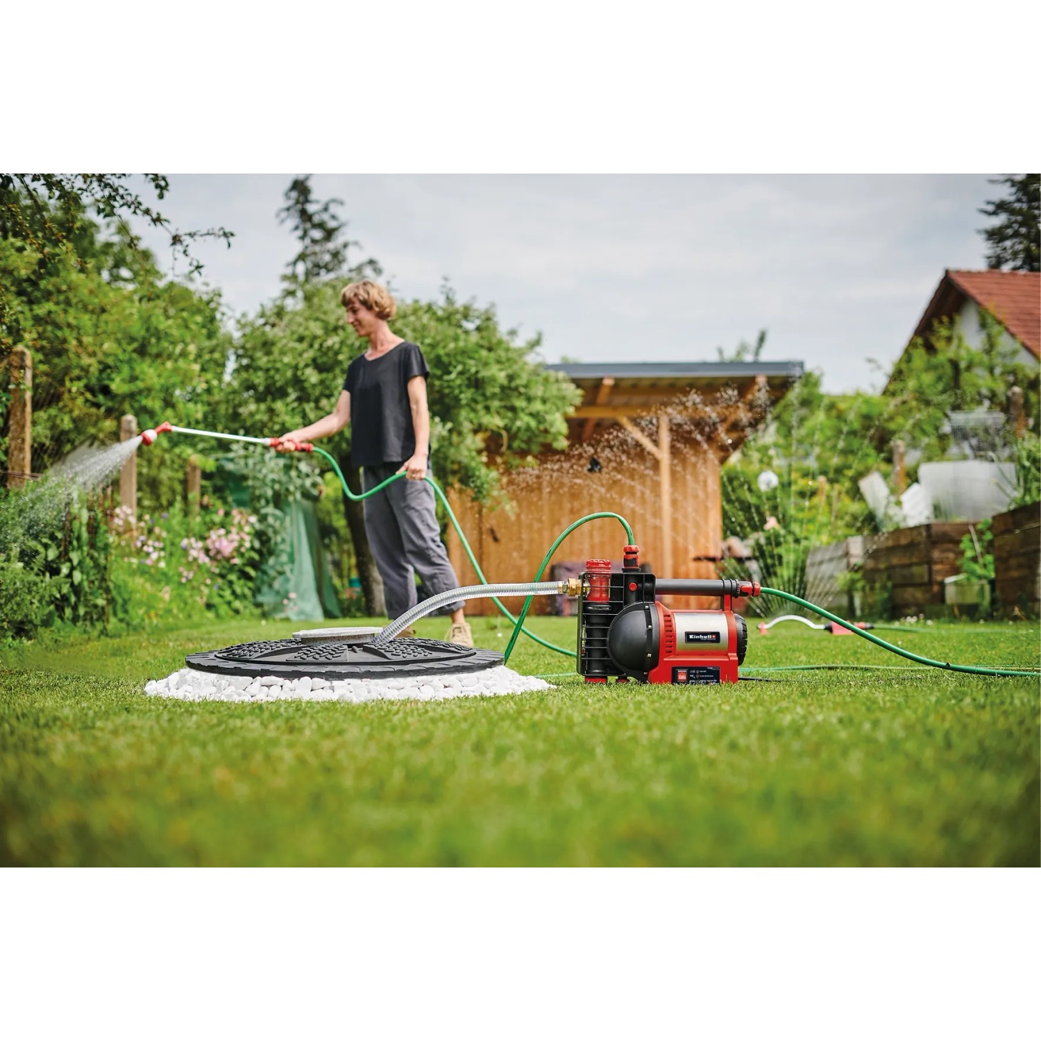 Einhell GE-GP 1246 N FS Gartenpumpe im Einsatz zur Gartenbewässerung.