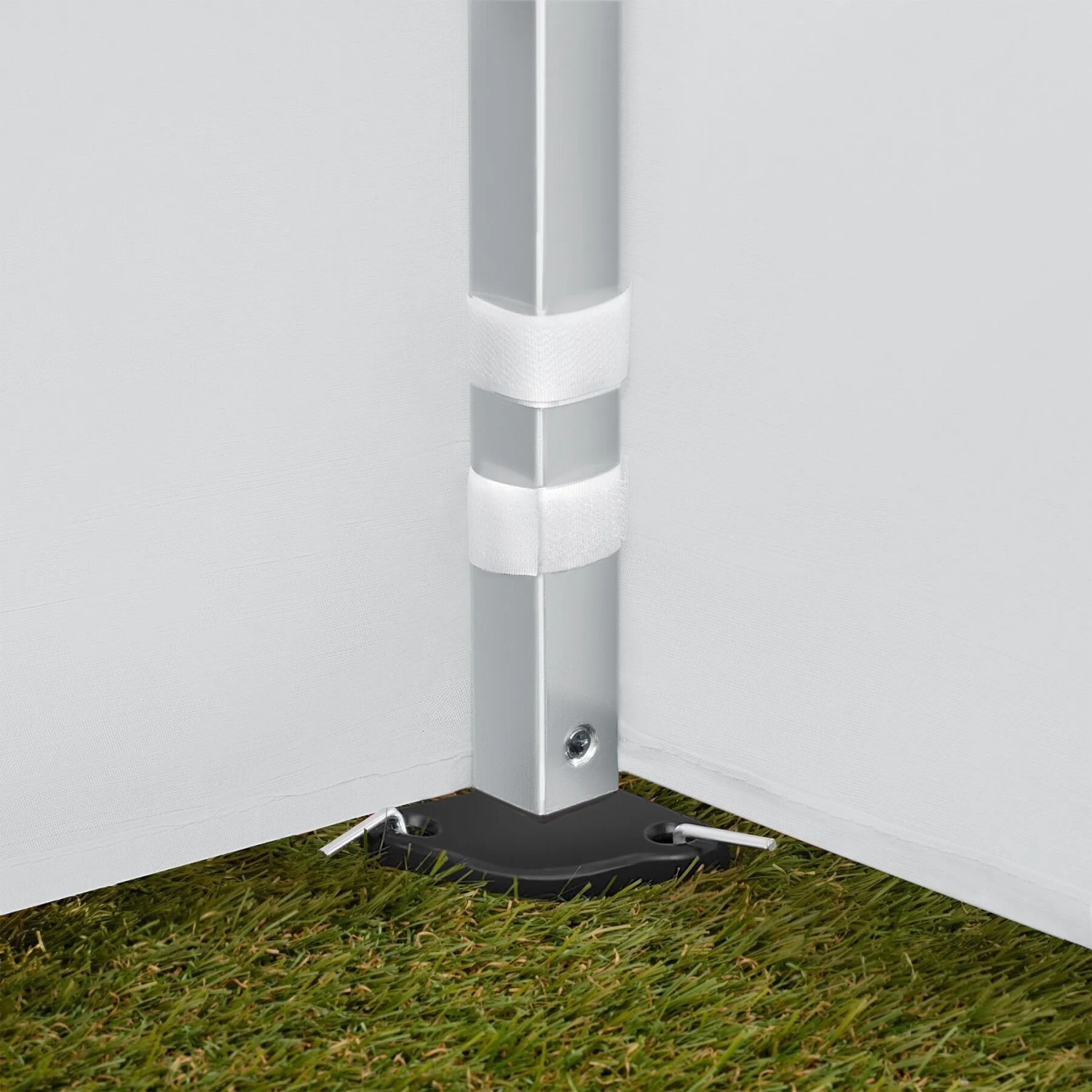 Detailaufnahme vom Standfuß eines weißen Faltpavillons mit Aluminiumgestell.