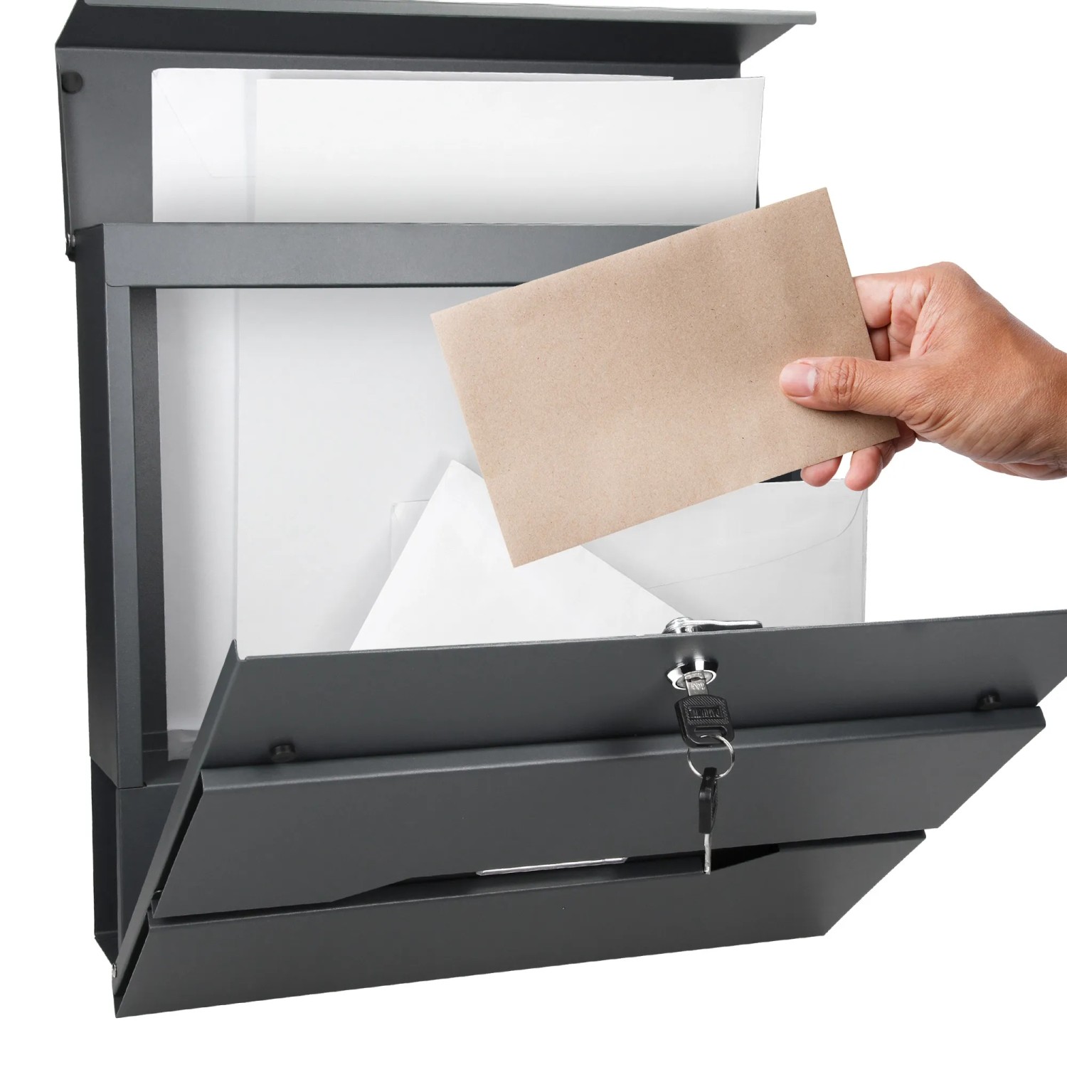 ML-Design Standbriefkasten mit Zeitungsfach Silber: Hand legt Brief in den geöffneten Briefkasten.