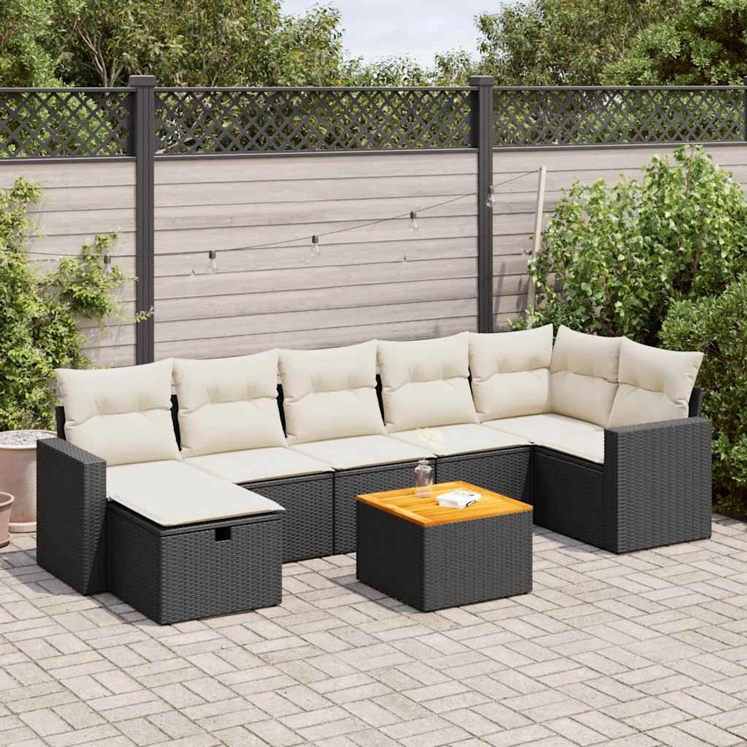Schwarze 8-tlg. Garten-Sofagarnitur aus Rattan mit cremeweißen Kissen und Tisch.