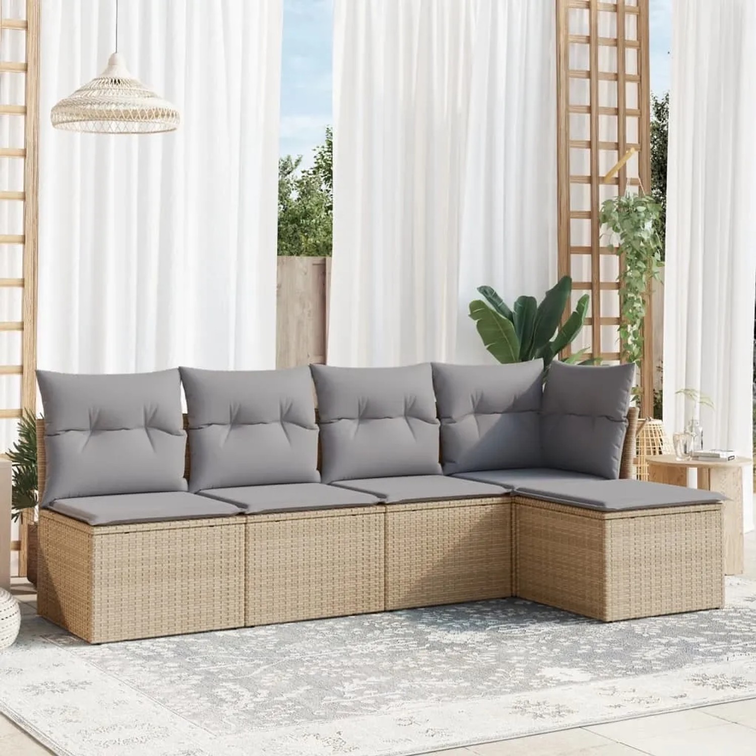 Beige 5-tlg. Garten-Sofagarnitur aus Rattan mit hellgrauen Kissen.