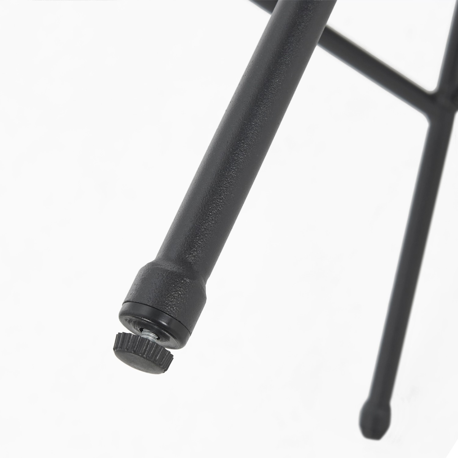 Detailaufnahme: Schwarzes Stahlgestell mit Fußkappe des Svita Bali Gartenmöbel Sets.