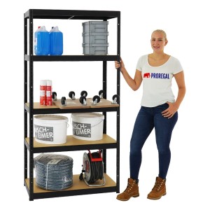 Schwarzes PROREGAL Schwerlastregal Slim Elephant mit 5 Ebenen und diversen Gegenständen.