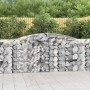 Sechs Gabionen mit Hochbogen, gefüllt mit grauen Steinen, als dekorativer Sichtschutz im Garten.