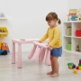 Kleinkind trägt pinken Kindersitzhocker aus Kunststoff. Kippsicherer Hocker mit runden Kanten im Kinderzimmer.