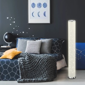 Weiße Brilo Stehleuchte Star mit Sterneneffekt im Schlafzimmer.