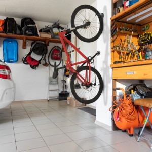 2er Set Relaxdays Fahrrad Wandhalterung, schwarz, zur platzsparenden Aufbewahrung von Fahrrädern.