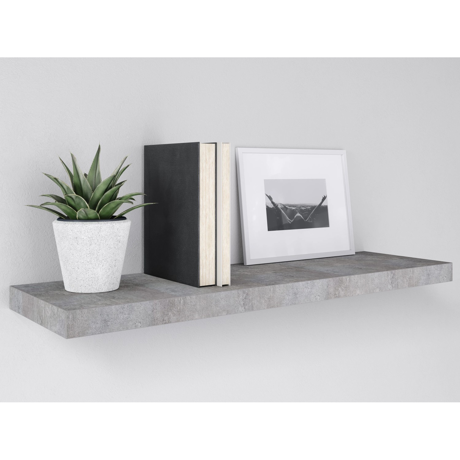 Wandregal Carlton in Betonoptik, 60 cm breit, mit Deko-Elementen wie Pflanze, Büchern und Bilderrahmen.