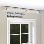 Beiges Deco-Raum Tageslicht-Rollo, an der Decke über einem Fenster montiert. Zeigt die Deckenbefestigung.