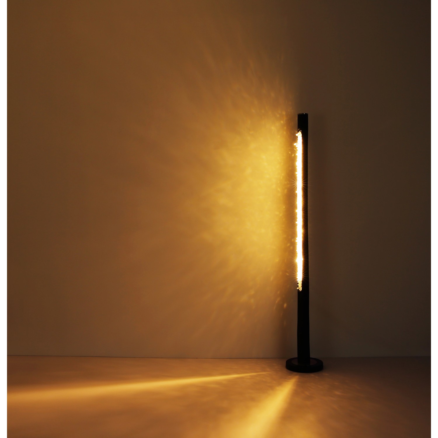 Schwarze Globo LED-Stehlampe Felicitas, 151cm hoch, mit Acrylkristallen und warmweißem Licht.
