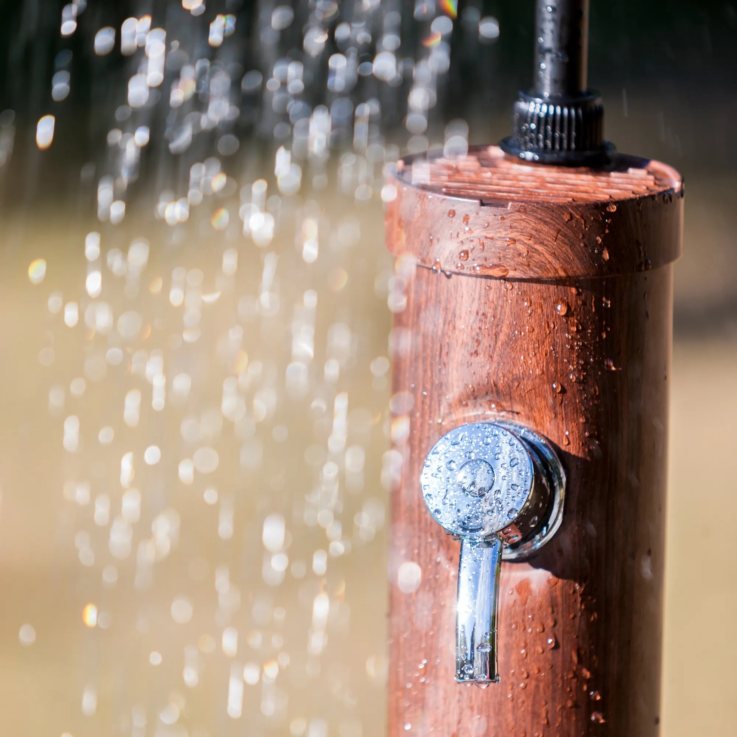 Gre Solardusche Holzoptik mit Wasserstrahl und Chrom-Mischbatterie.