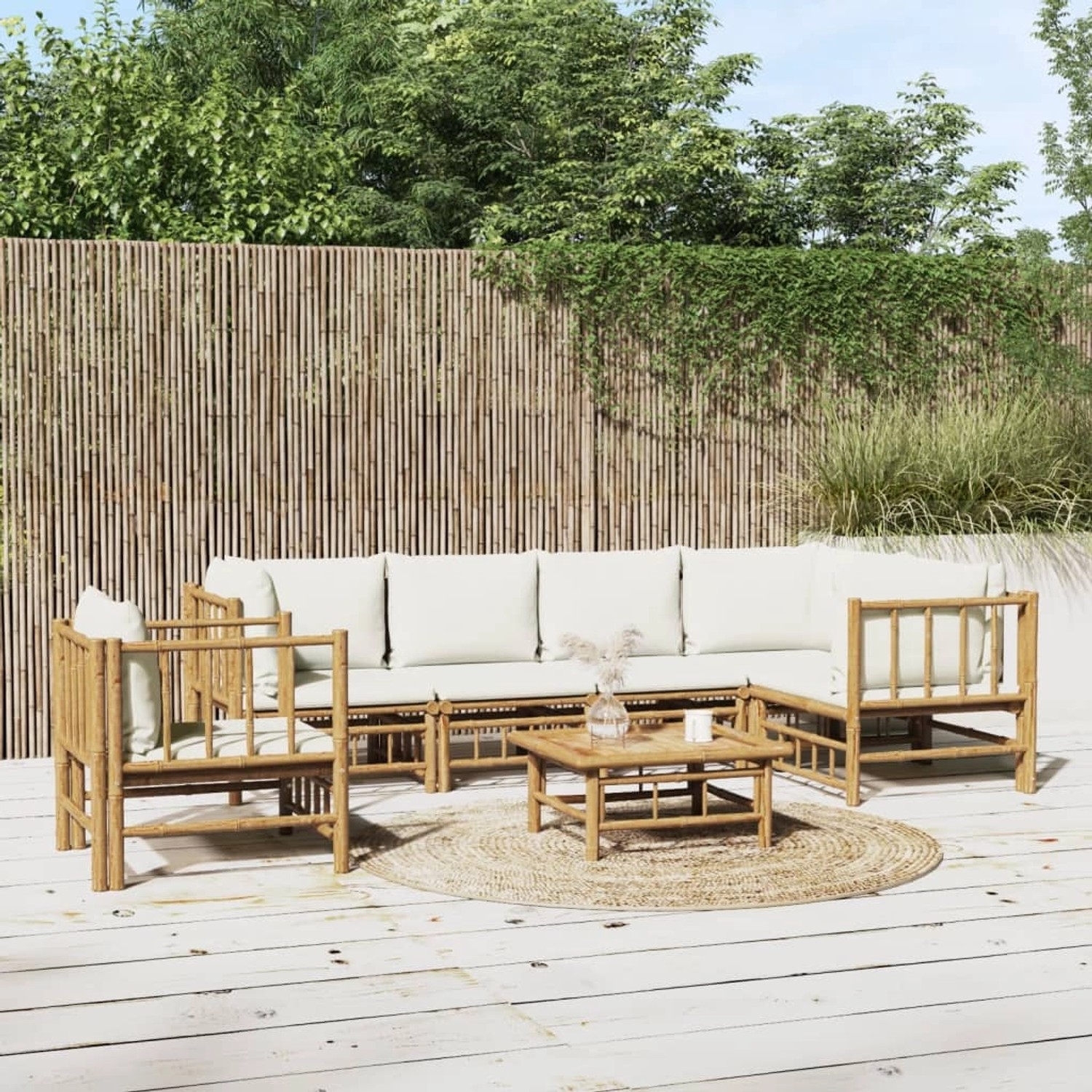 7-tlg. Garten Lounge Set aus Bambus mit cremeweißen Kissen. Gartenmöbel für Terrasse und Garten.