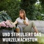 Frau entspannt mit Hortensie und Compo Hortensiendünger. Fördert das Wurzelwachstum.
