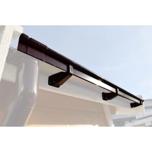 Braunes Weka Kastenrinnenset aus Kunststoff am Gartenhausdach montiert.