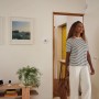 Weiße Yale Sirene Smart Alarm Innen an Wand, Teil einer Alarmanlage im Wohnraum.