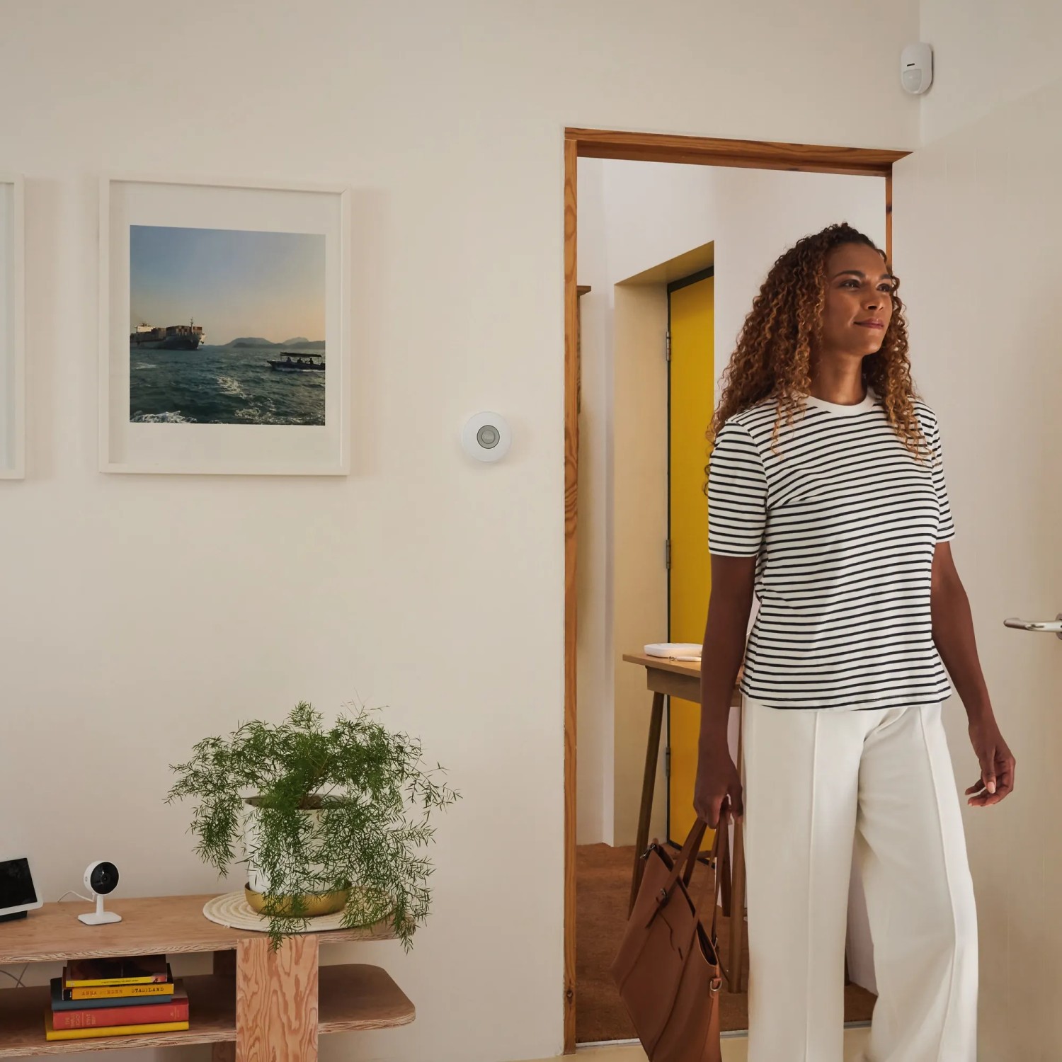 Weiße Yale Sirene Smart Alarm Innen an Wand, Teil einer Alarmanlage im Wohnraum.