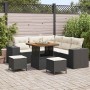 8-teiliges Gartenmöbel-Set: Sofa, Tisch und Hocker aus schwarzem Rattan mit cremefarbenen Kissen.