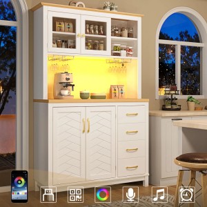 Weißer Buffetschrank mit LED-Licht, Holzplatte, Glastüren, Schubladen & Türen mit Fischgrätmuster. Viel Stauraum für die Küche.