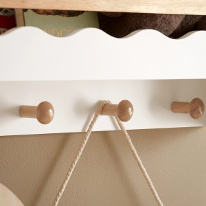 Detailansicht: Weiße SoBuy Kindergarderobe mit Ablage und Haken.