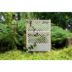 Weißes KHW Spalier (2-tlg.) mit Erdspieß, 140x100x6 cm, im Garten. Rankhilfe aus Kunststoff.