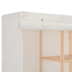 Detailansicht: Weißer Stoff-Kleiderschrank mit Holzrahmen und aufgerolltem Vorhang.