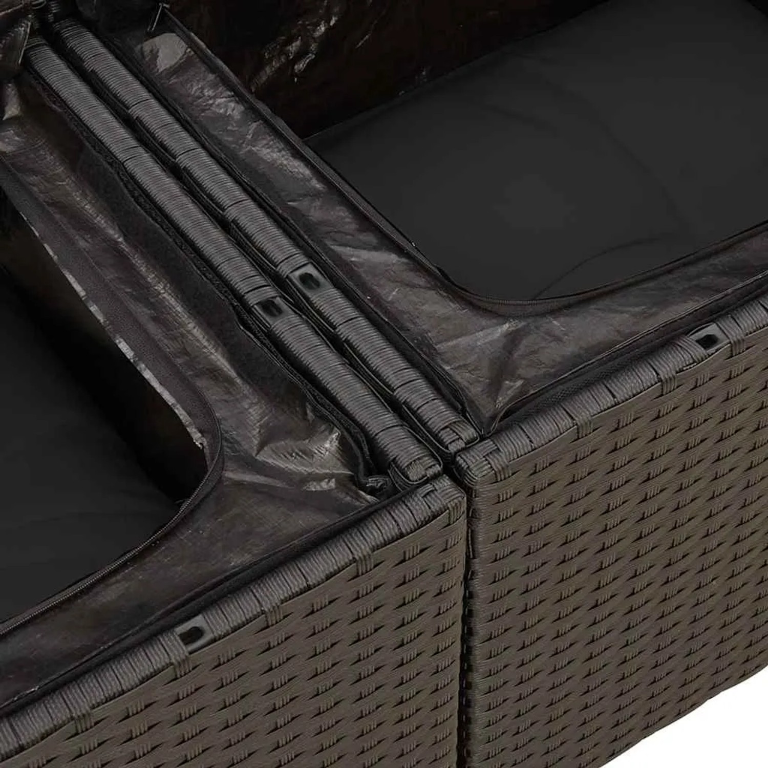 Detailansicht der schwarzen vidaXL Garten-Sofagarnitur aus Polyrattan mit wasserfestem Stauraum.
