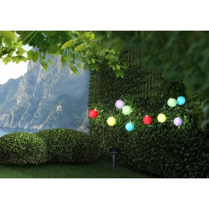 Bunte Globo LED-Solarlichterkette mit 10 Lampions im Garten, ideal für stimmungsvolle Sommerabende.