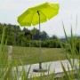 Apfelgrüner Schneider Balkonschirm Locarno Ø 150 cm mit Push-Up Mechanik im Garten.