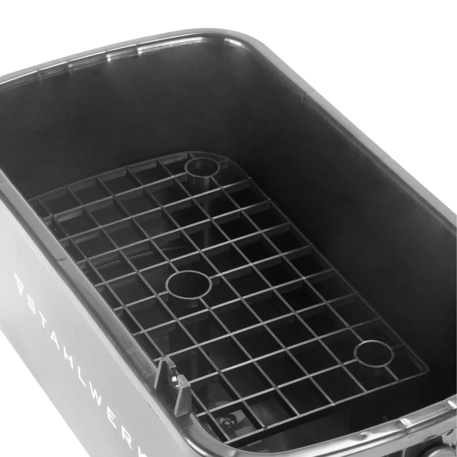 Detailaufnahme des STAHLWERK Fliesenwaschsets: Eimer mit Abtropfgitter.