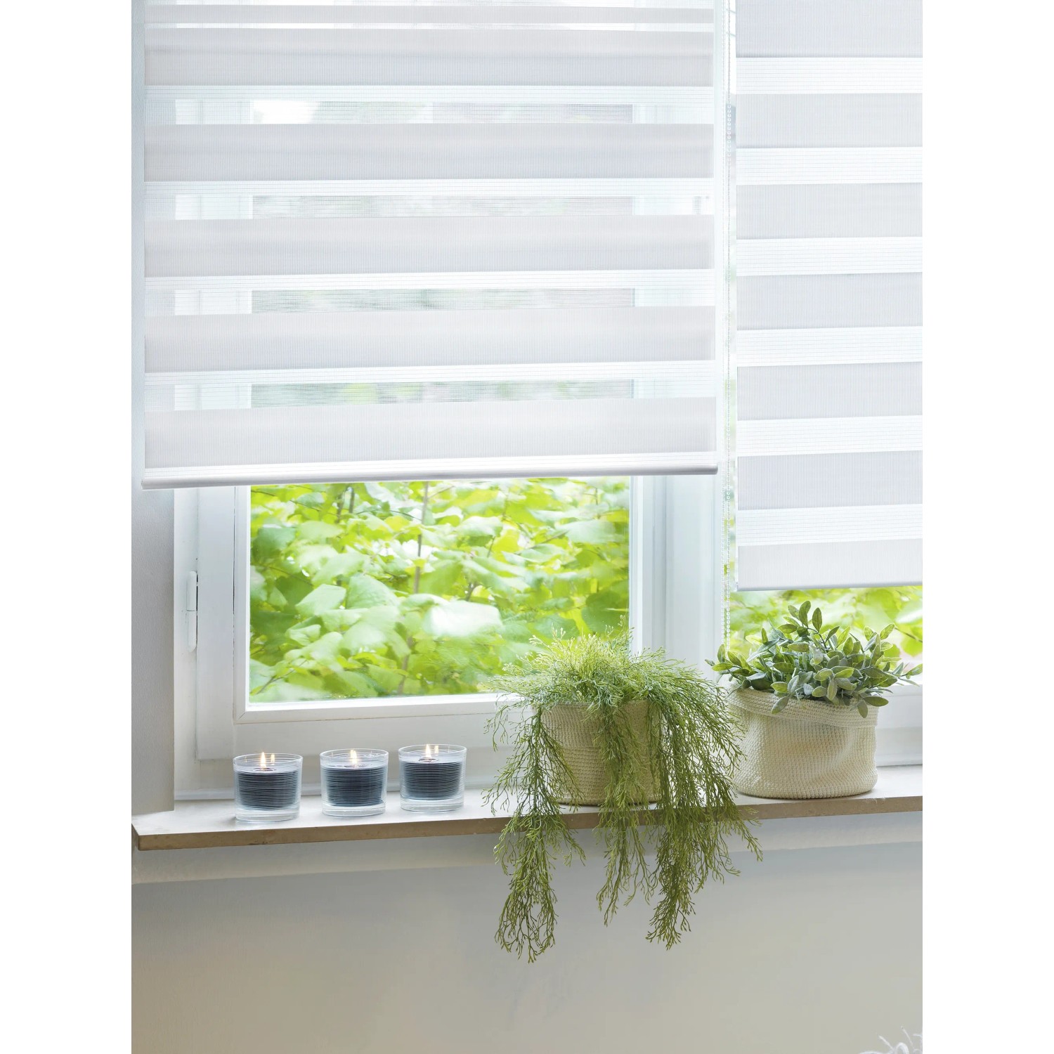 Gardinia Doppelrollo, 120x160 cm, Weiß, am Fenster mit Pflanzen und Kerzen dekoriert.