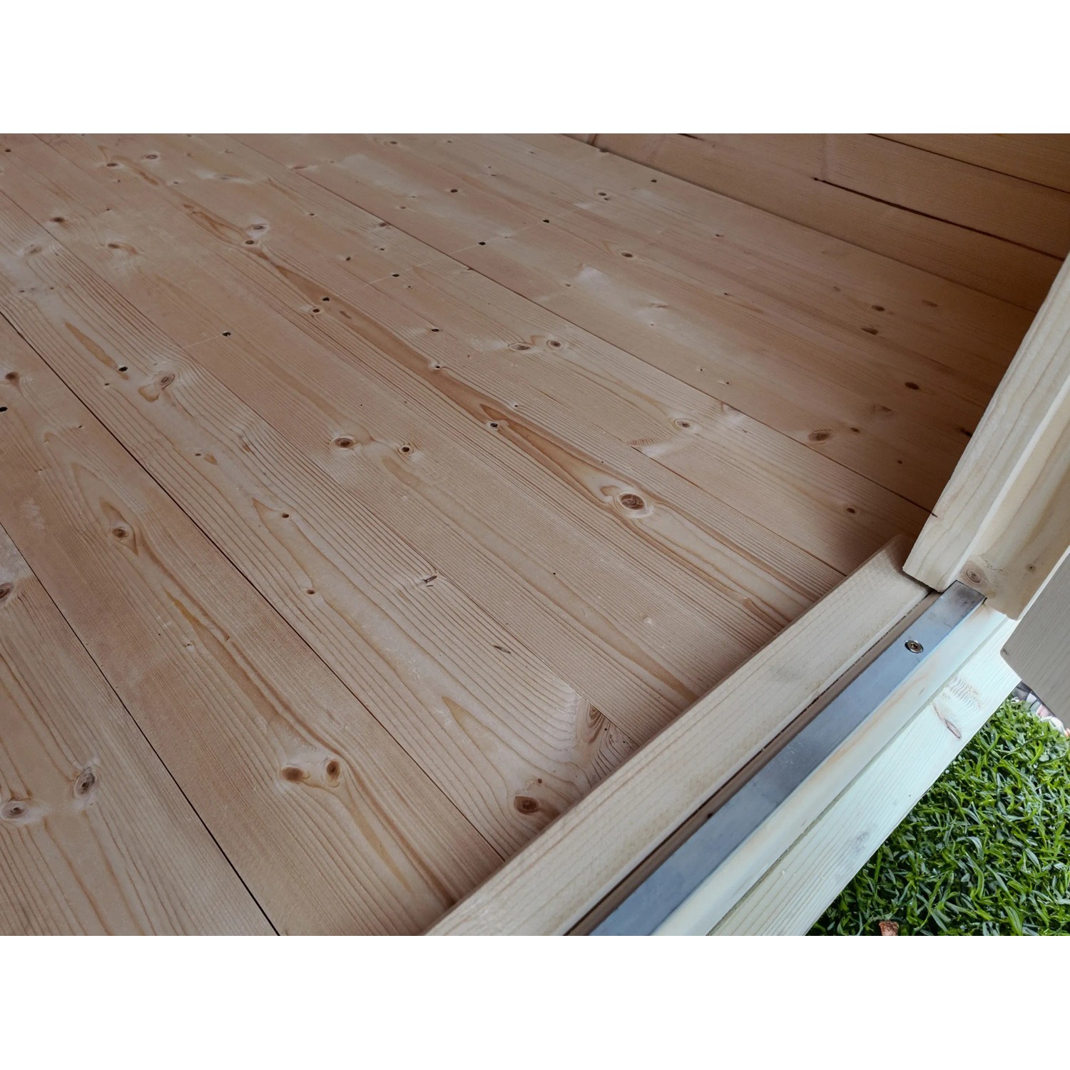Detailaufnahme des Holzbodens im weka Gartenhaus Angolo A, naturbelassenes Nadelholz.