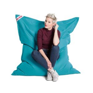 Blauer Sitting Point Sitzsack Big Bag Brava (380 l) mit sitzender Person.