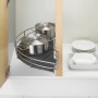 Schwarze Wenko Anti-Rutsch-Matte (150x50 cm) im Küchenschrank mit Töpfen und Geschirr.