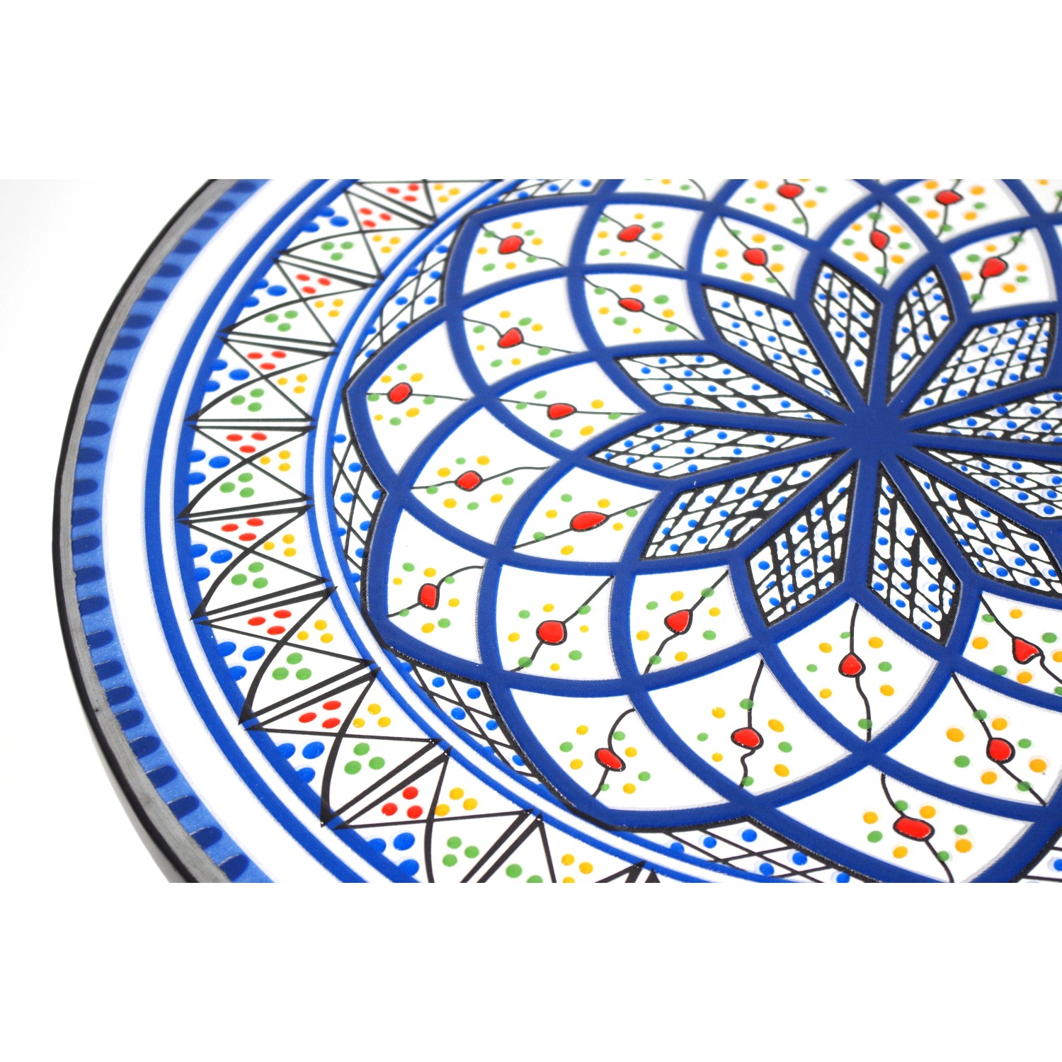 Detailansicht: Kobolo Gartentisch mit blau-weißem Mosaikmuster. Mediterraner Stil für Balkon und Garten.