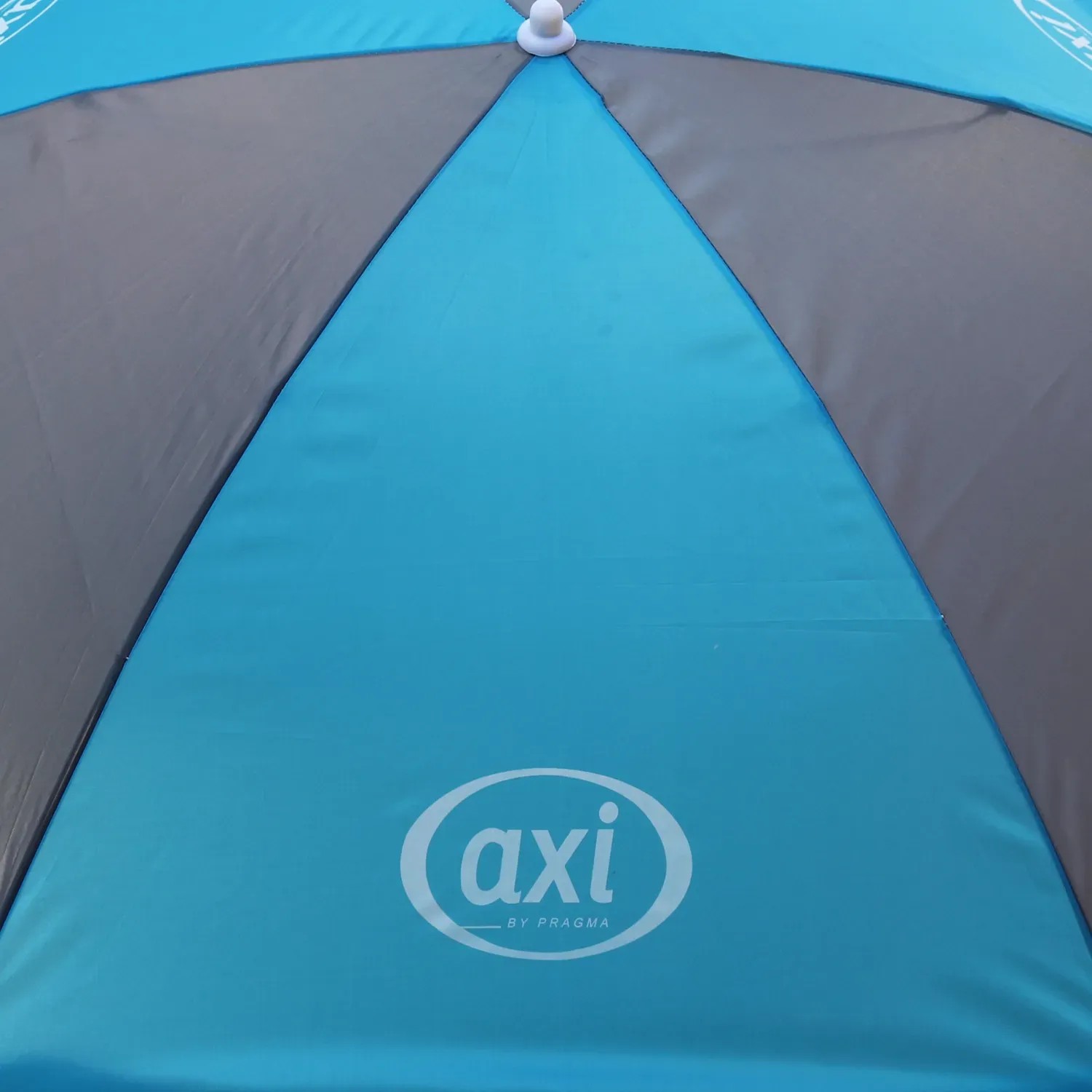 Detailaufnahme des blau-grauen Sonnenschirms vom Axi Sand- und Wasser-Picknicktisch Nick.