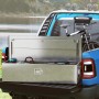 HOMCOM Gerätekasten aus Aluminium, silberfarben, auf der Ladefläche eines Pickups.