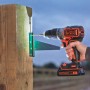 Black+Decker Akku-Schlagbohrschrauber BL188K beim Schrauben in Holz.