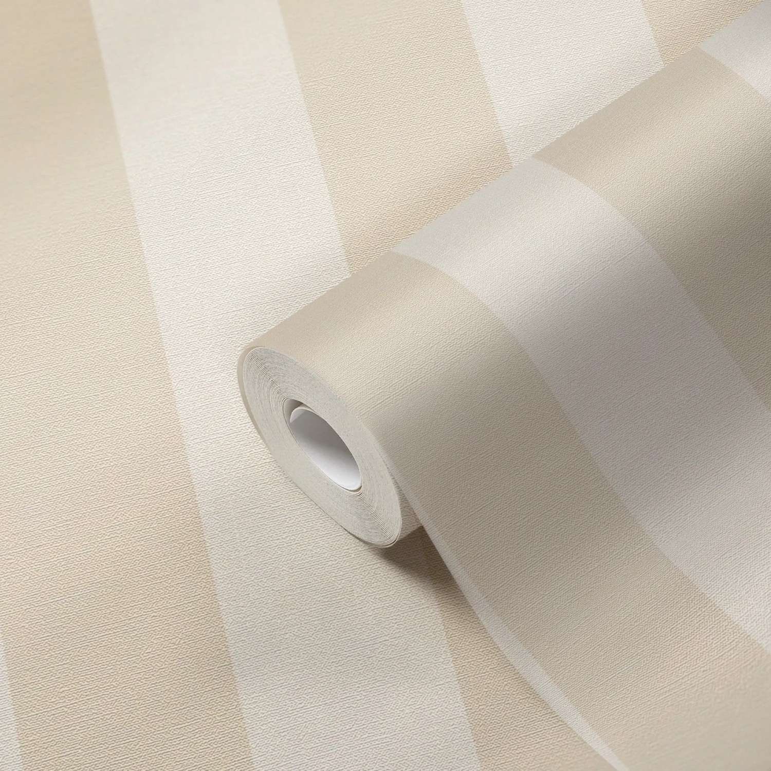 Beige Vliestapete mit Streifenmuster, PVC- und phthalatfrei, Rolle angeschnitten.