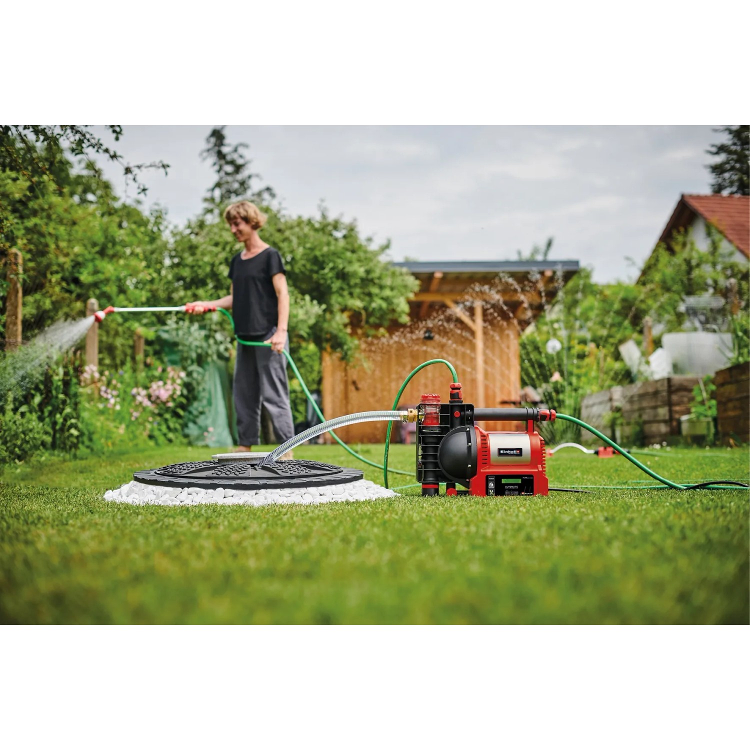 Einhell Hauswasserautomat GE-AW 1246 N FS im Einsatz zur Gartenbewässerung.
