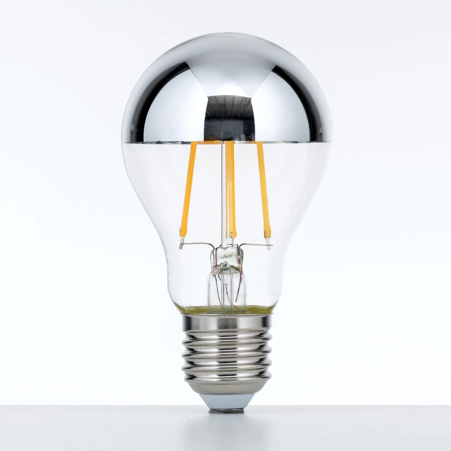 Dimmbare LED-Kopfspiegellampe E27, 8W, warmweißes Licht. Leuchtmittel mit silbernem Kopfspiegel.